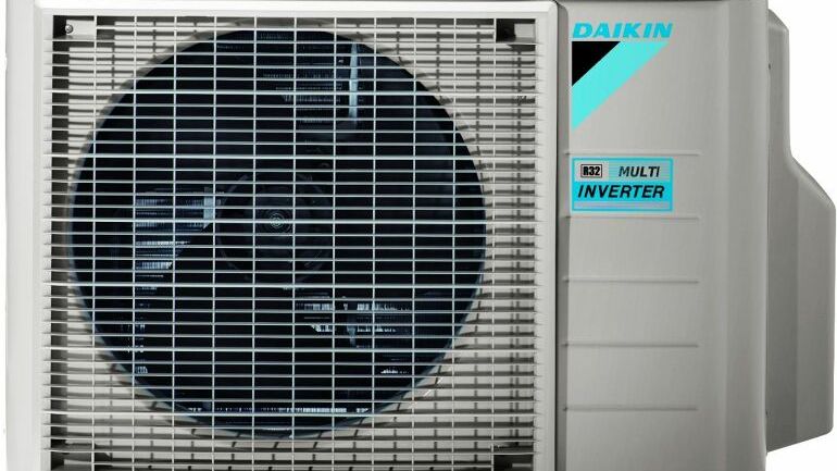 Utendørsenhet fra Daikin med stor vifte og tydelig merking av R32 Multi Inverter.