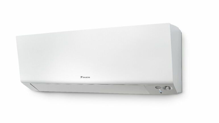 Veggmontert innedel fra Daikin i hvitt med diskret betjeningspanel og avrundet design.