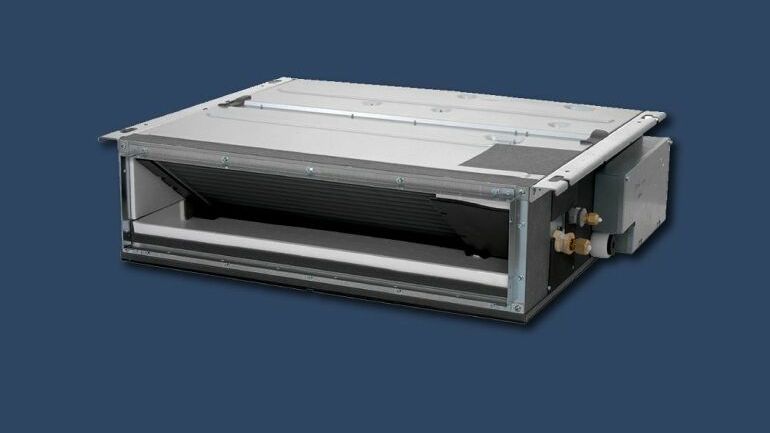 Lavtbyggende kanalaggregat i metall med rektangulært luftuttak og koblinger på høyre side.