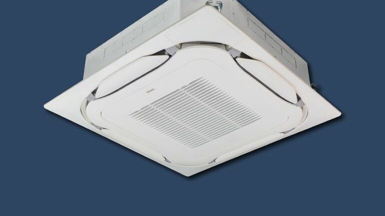 Takmontert kassettmodell for innendørs klimaanlegg med fireveis luftutslipp.
