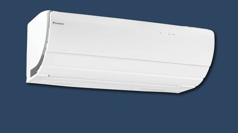 Veggmontert klimaanlegg fra Daikin med avrundet front og diskret display.