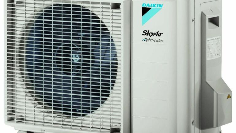 Utendørs varmepumpeenhet fra Daikin SkyAir Alpha-serie med synlig vifte og gitterdeksel.