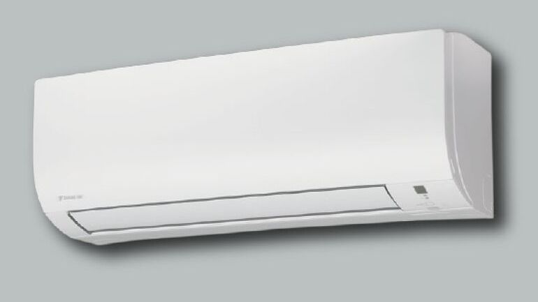 Klassisk hvit veggmontert innedel for klimaanlegg fra Daikin med enkel luftspreder.