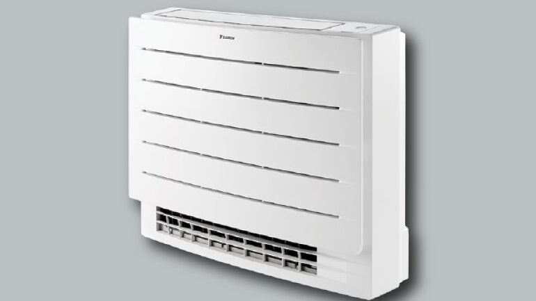 Gulvmodell fra Daikin med horisontale luftspalter og avrundede hjørner.