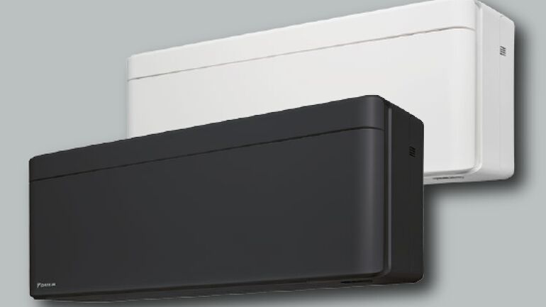 To veggmonterte innedeler fra Daikin i sort og hvitt, sett forfra mot grå bakgrunn.