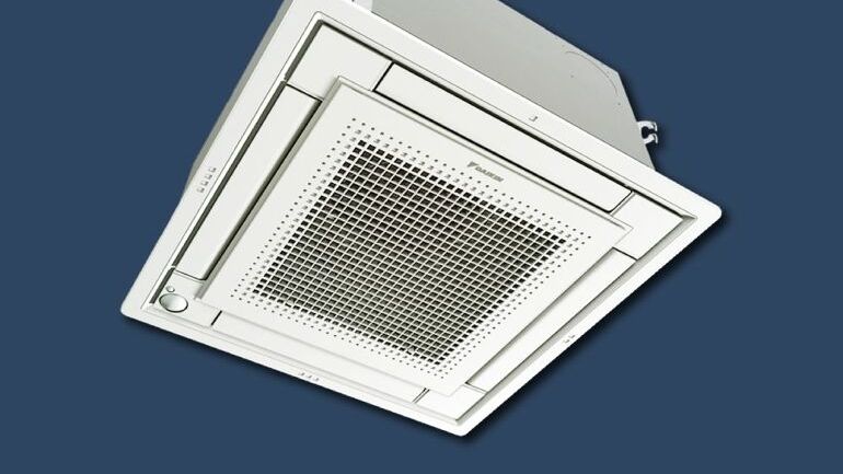 Kvadratisk kassett for innendørs klimaanlegg med sentral rist og diskrete luftspalter.