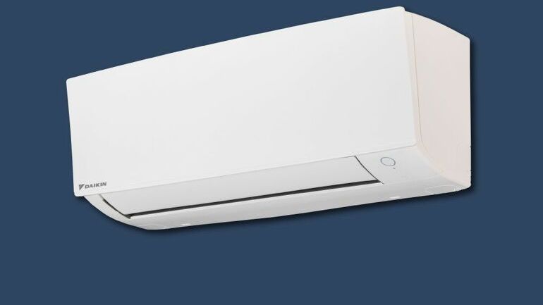 Hvit veggmodell fra Daikin med enkel betjeningsknapp og nedadgående luftspjeld.