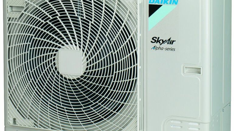 Utendørs aggregat fra Daikin SkyAir Alpha-serie med spiralformet vifte og lysegrå kabinett.