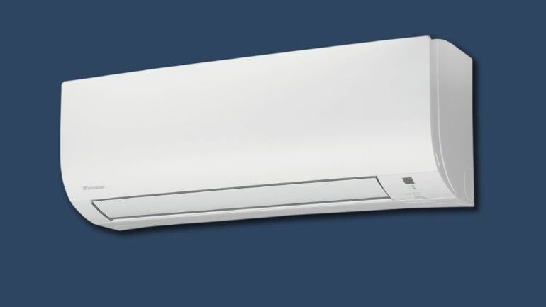 Hvit veggmodell fra Daikin med synlig displayfelt og stilrent frontpanel.