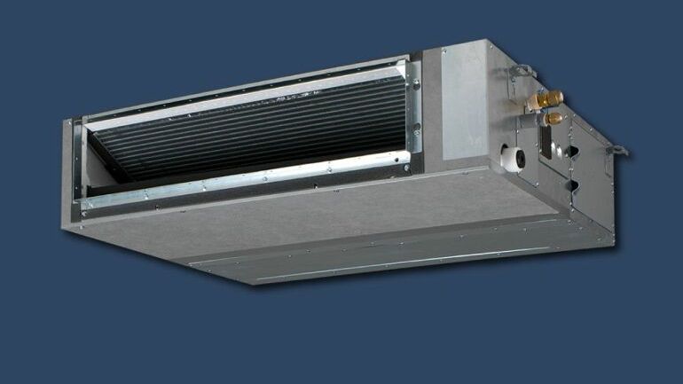Innfelt kanalaggregat for klimaanlegg med metallkabinett og tilkoblinger på siden.