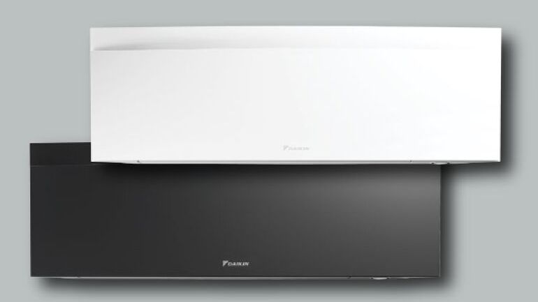 To veggmonterte innedeler fra Daikin i svart og hvit utførelse, med minimalistisk og moderne design.