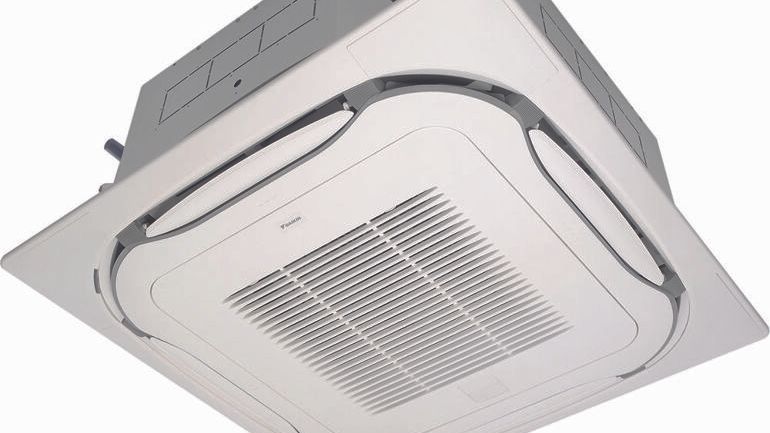 Hvit kassett for takmontert klimaanlegg med avrundede hjørner og rister på alle sider.