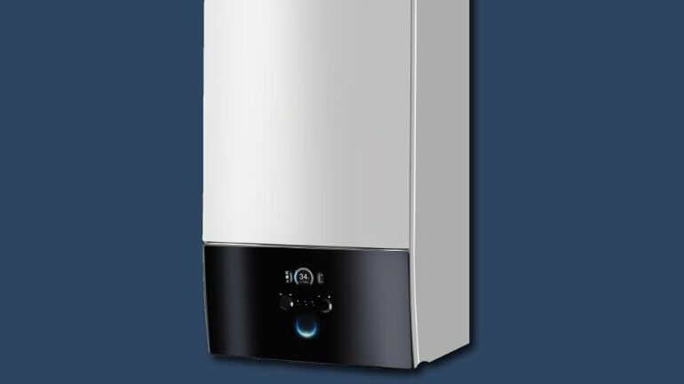 Vegghengt varmesystem med digitalt display og sorte detaljer nederst på enheten.