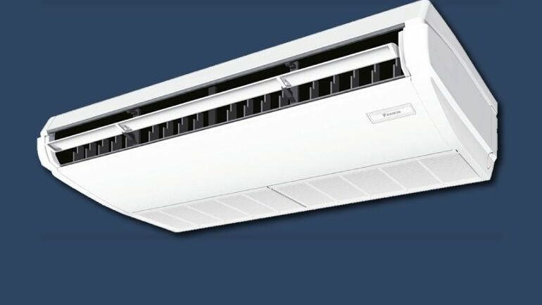 Vegghengt klimaanlegg med bred luftspreder og buet hvit frontdeksel.